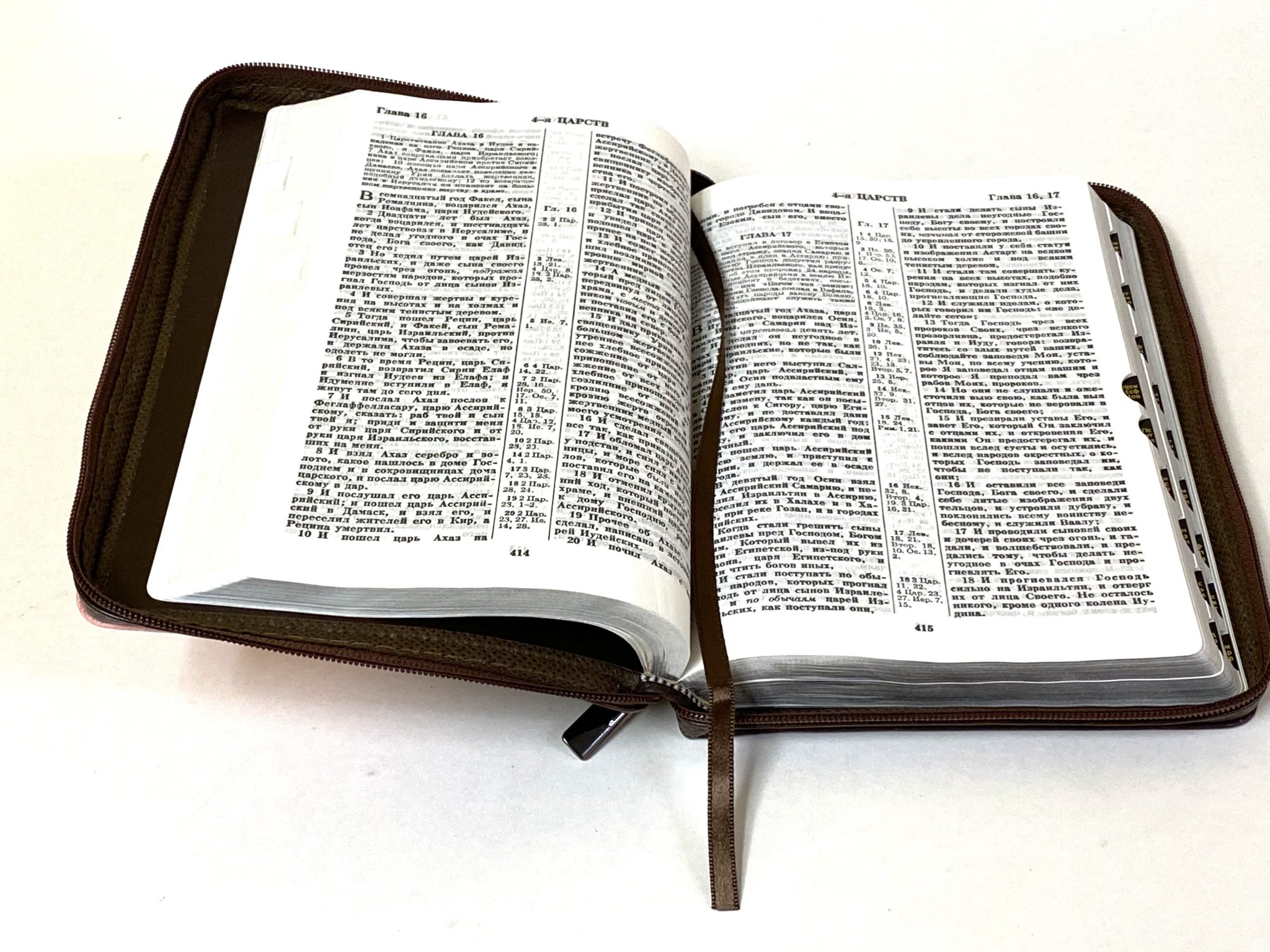 Книга 1500 года. Библия среднего размера. Библия на столе. Библия Полиглотта. Многоязычная Библия Плантена.